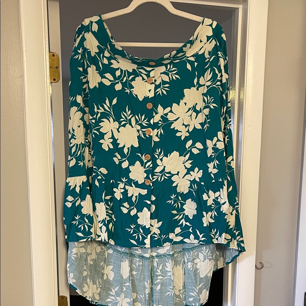 Torrid Size 2 Teal and White Floral Hi-Low Skirt. Excellent condition!